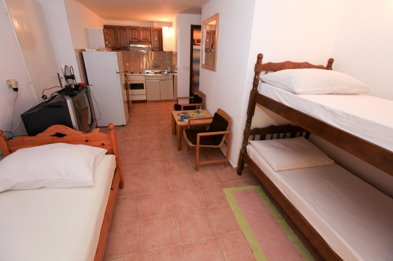 Robinson Dora Apartment Putnikovic Exterior photo